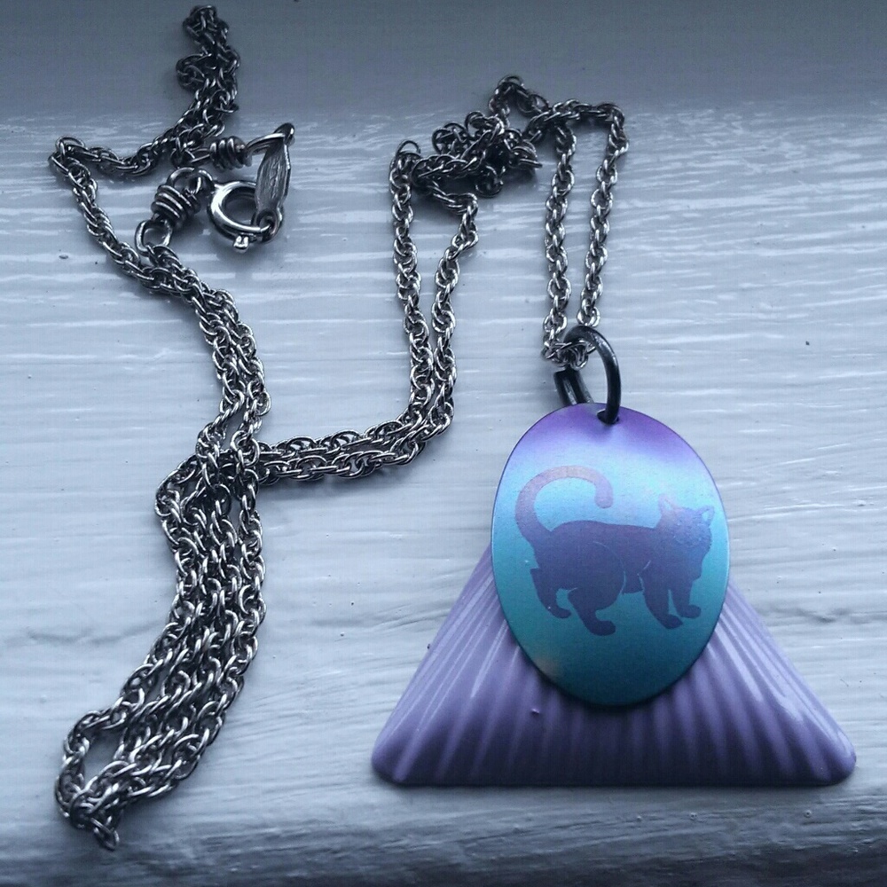 Vintage 80s 90s handmade cat & triangle pendant metal charm necklace 19" chain